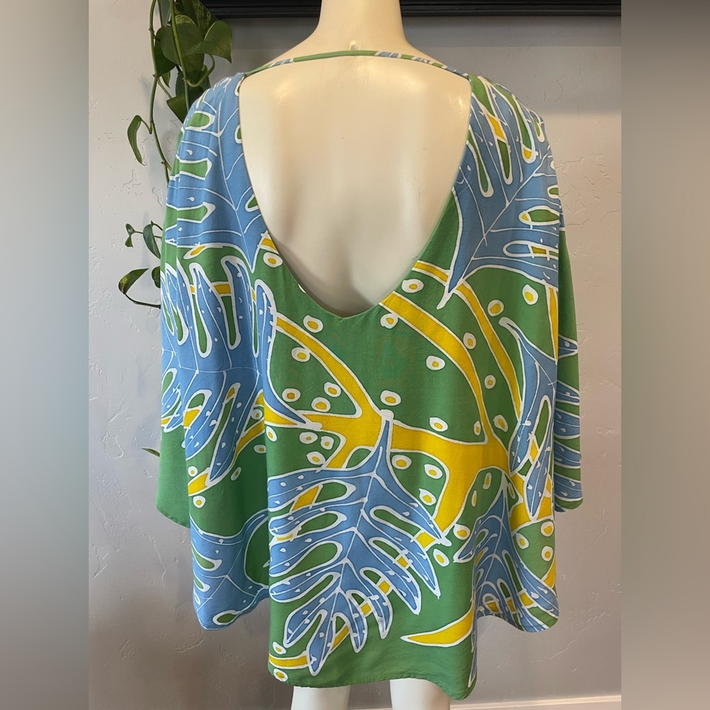 Lauwa’e made in Hawaii Rayon Printed Top in Green and Blue size M